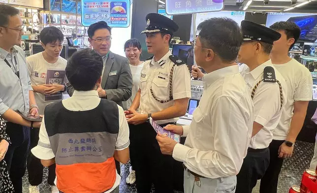 西九龍總區指揮官吳樂俊助理警務處處長，旺角區副指揮官陳潤金高級警司與油尖旺撲滅行委員會成員，到旺角一帶商店教育職員有關最新防罪訊息