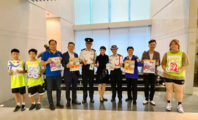 西九龍總區副指揮官 譚雅靜 總警司 ，九龍城區指揮官曽繁國總警司等到紅磡區一帶的住宅作防騙宣傳及鼓勵物管人員向內地來港學生宣傳防騙資訊