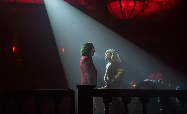 預告片交代男女主角於精神病院相遇，之後呈現豪華的歌舞片場景，大展歌舞！