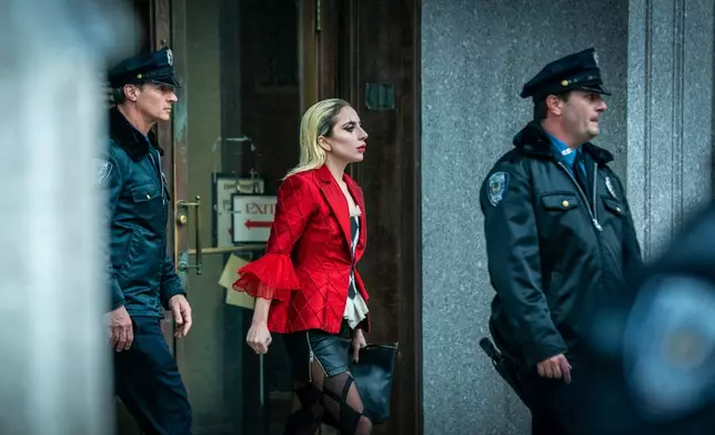 美國天后Lady GaGa加盟飾演女小丑Harley Quinn。