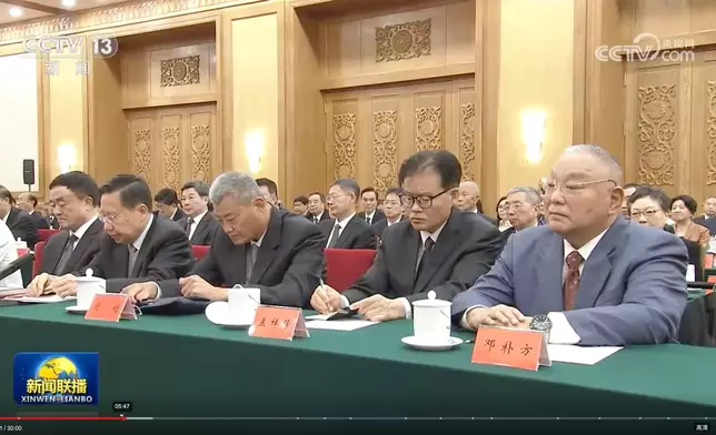 鄧小平長子鄧樸方（右一）（央視截圖）