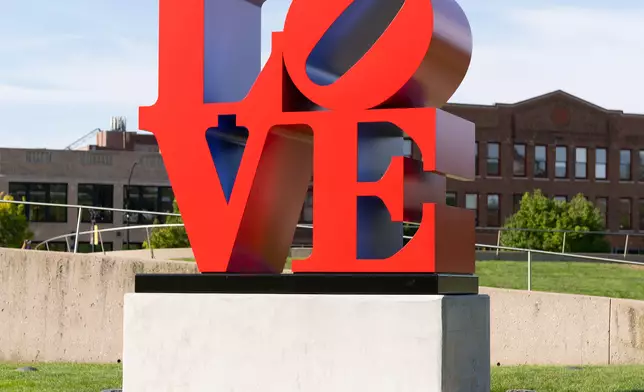 佩斯畫廊展出美國雕塑家 Robert Indiana 的《LOVE (Red Outside Violet Inside)》