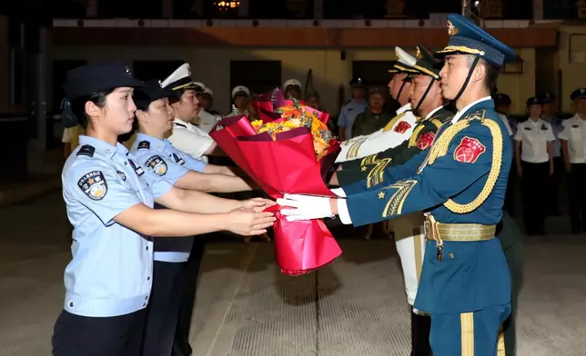 解放軍駐港部隊第27次輪換，皇崗邊檢及海關組織歡送儀式（香江礪劍微信公眾號圖片）