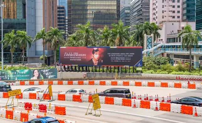 主辦方大耍金錢，在香港及澳門多個地標大賣廣告，實行落足力宣傳。