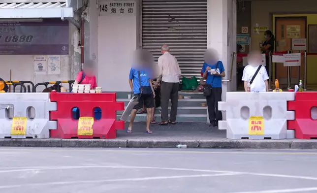 胡頌恆神父每日巡經廟街大街小巷，為需要的人提供幫助。