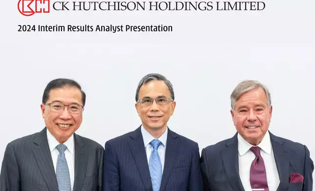 長江和記主席李澤鉅(中)；集團聯席董事總經理兼集團財務董事陸法蘭（右）；集團聯席董事總經理黎啟明