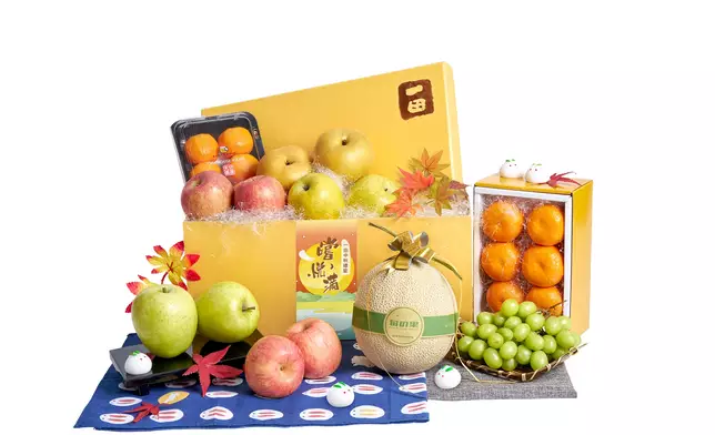 「皓月極上瀛果盛合」(HK$1,188)，滿載北海道紅肉蜜瓜、香氣優雅香印提子，以及蜜柑禮盒等8款以甜度著稱的日本旬果。
