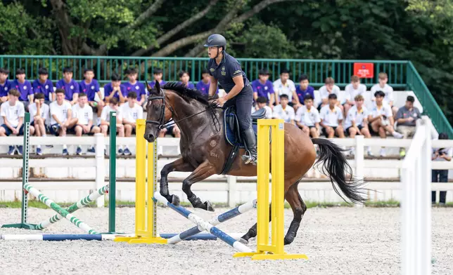 曼聯16歲以下青年隊昨日（8月6日）參觀馬會屯門公眾騎術學校，到訪馬房及觀賞馬術示範。