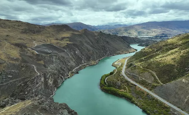 明晚（17日）挑戰一條沿湖建成的單車徑。