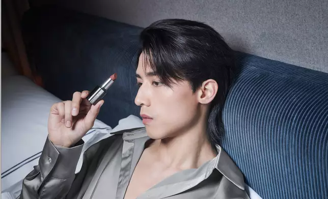 AK型格演釋全新幻魅彩妝系列的極致「釋」彩魅力