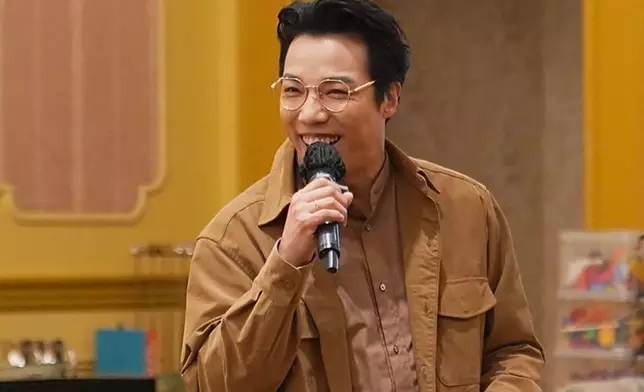 在公開場合的演出中，鄭世豪展現了他的台風和表演才能。