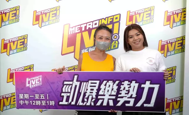 鄧小巧日前到新城廣播接受黎莉主持的《勁爆樂勢力》訪問。