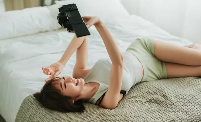 可愛造型配上海苔綠Nikon Zf相機。