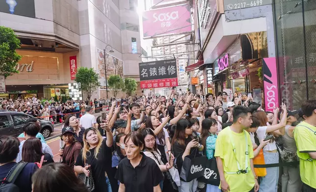 過千名fans及途人於店外圍觀。