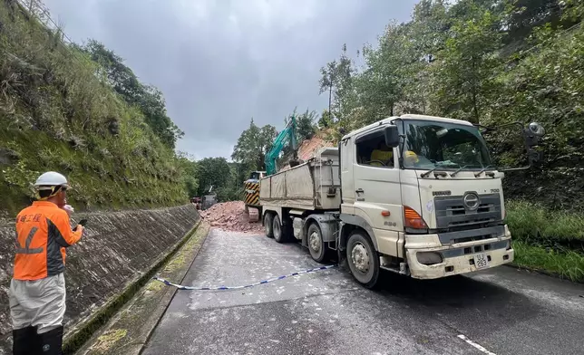 大埔新娘潭路有山泥傾瀉。（路政署FB圖片）