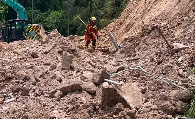 大埔新娘潭路有山泥傾瀉。（路政署FB圖片）