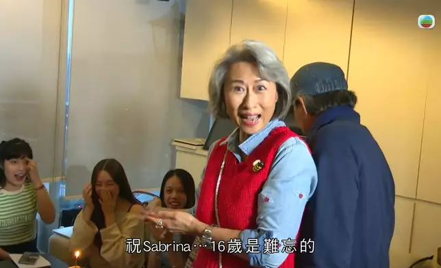 莎莉親自捧住蛋糕同Sabrina慶生，好有愛呀。