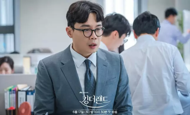 安世河在《歡迎來到王之國》中飾演盧科長（JTBC Drama圖片）