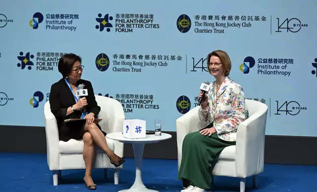 澳洲前總理、Wellcome信託基金主席、全球女性領導力研究所主席Julia Gillard（右）在香港國際慈善論壇上以「東方是東方，西方是西方：公益慈善在不同社會的差異及如何更有效地協作？」為題發表首個主題演講，並由洛克菲勒基金會信託委員會成員、香港交易及結算所有限公司前主席史美倫（左）主持。