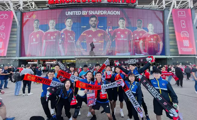 陳潔婷（前排右一）和陳响昌（前排右四）在「賽馬會學界足球發展計劃」中表現優異，獲得到訪英國曼徹斯特的機會。