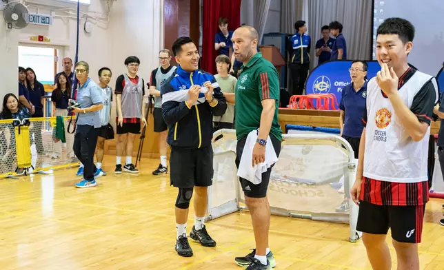 曼聯名宿施維斯達曾到訪陳响昌任教的學校，與師生交流及切磋球技。