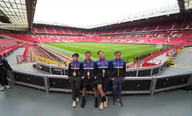 陳潔婷（左一）和陳响昌（右二）到訪英國曼徹斯特期間，參觀奧脫福球場。