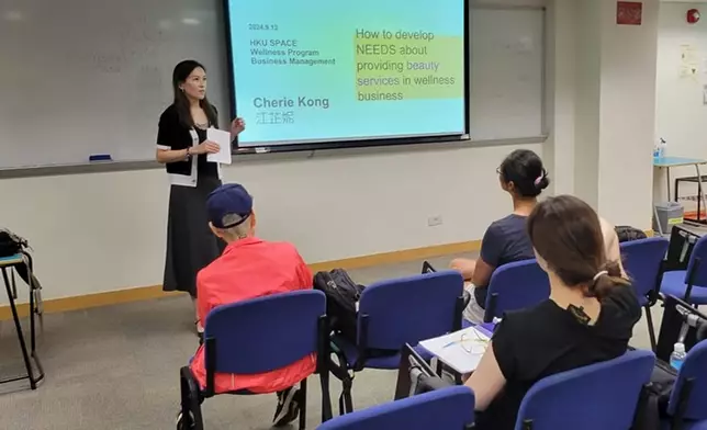 一身知性打扮作客席講師