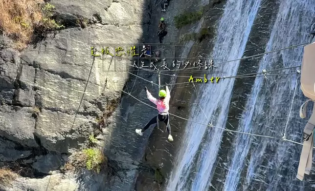 4名港女野人在懸吊空間作真情剖白。