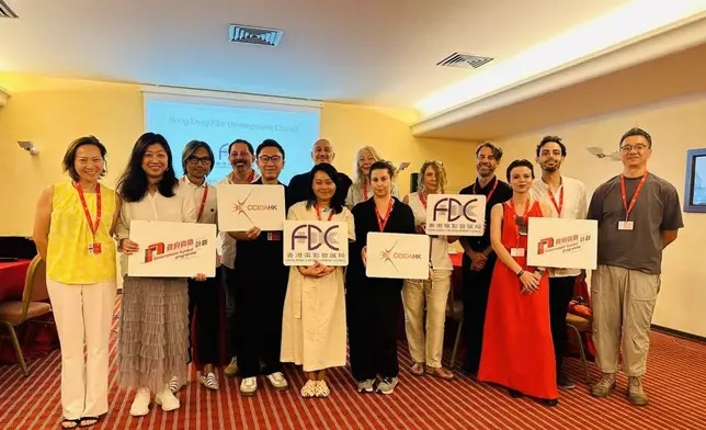 文創產業發展處電影製作總監陳世敏女士(左二)率領電影業界代表團參與第81屆威尼斯國際電影節，並與歐洲電影業界人士進行交流。代表團成員包括導演袁劍偉（右一）、資深電視及電影製作人黃培達、新晉導演曾慶宏和監製楊寶文（左三、五及六）