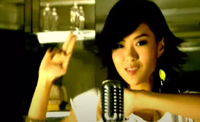 當年Monie以玉女歌手身份出道