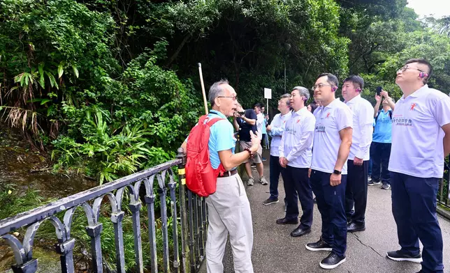 家中醫藥管理局副局長王志勇（右四）及國家中醫藥管理局代表團在衞生署署長林文健（右三）陪同下到夏力道步行徑，觀賞在郊野分布的藥用植物。(政府新聞網圖片)