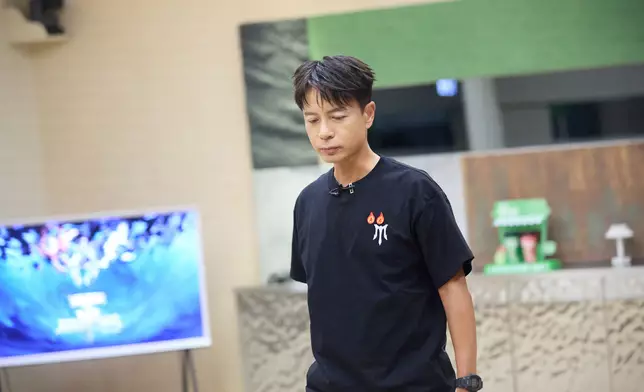 為了保密最後一輪跟「滾燙學長」合作show的最終比賽歌曲，克勤部落幾位哥哥用《秋意濃》來作「掩護」。