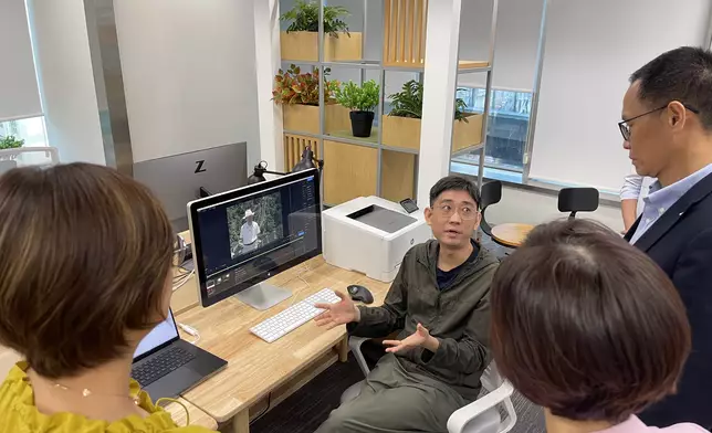 主持參觀AI Lab了解運作（巴士的報記者攝）