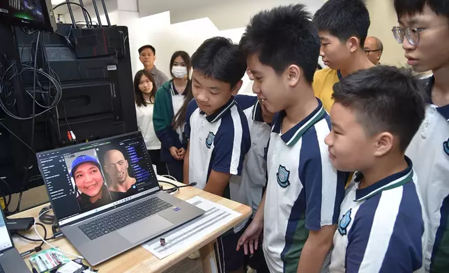 青少年學生參觀AI Lab（港台提供圖片）