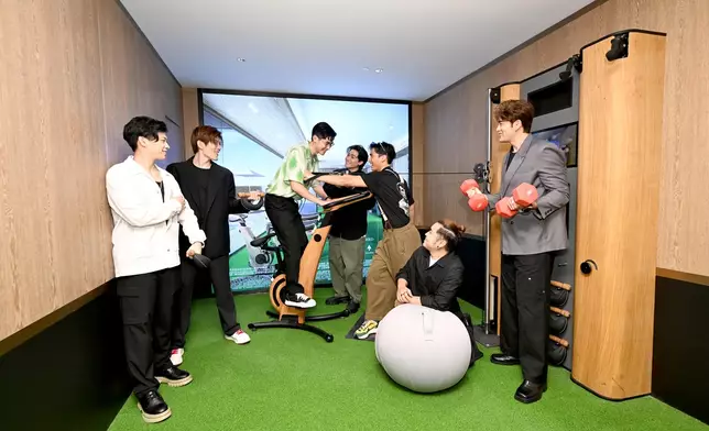 （左起）Jonathan@SULIS、洪助昇、陳家樂、 朱天、楊天宇、Logout@SULIS及黎峻， 七子做Gym癮起，即場示範使用新盤會所設備的健身器材。