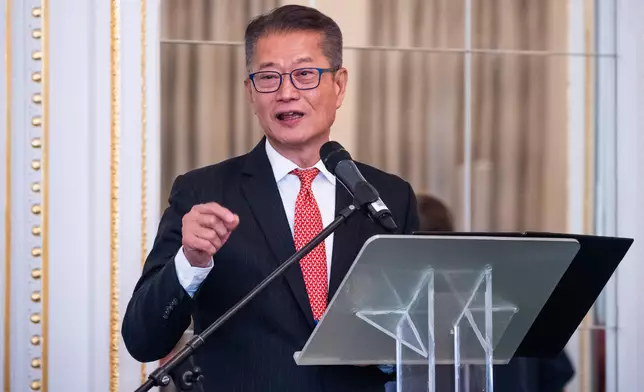 財政司司長陳茂波倫敦時間27日出席香港工商協會舉辦的午餐會，向超過120名英國政商界嘉賓發表演說。政府新聞處圖片