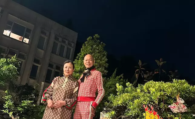 與老公羅家英穿上情侶裝在家中花園賞月