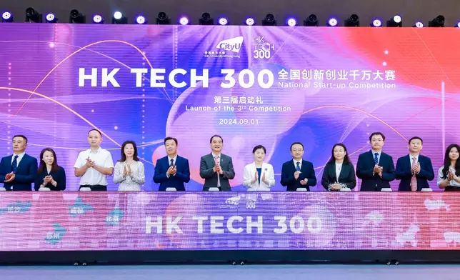 城大舉行第三屆「HK Tech 300全國創新創業千萬大賽」啟動禮，東莞市副市長黎軍（右七）、 城大高級副校長（創新及企業）楊夢甦教授（左七）與內地賽區代表共同主持啟動儀式。 （相片來源：香港城市大學）