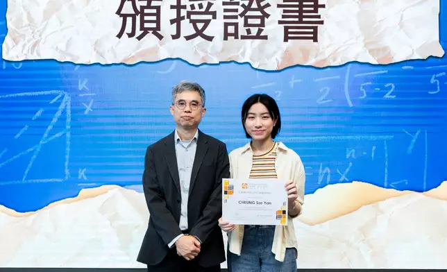 畢業學員張詩欣（右）形容，工作坊為她開啟「一扇通往科研世界的大門」。香港青年科學院提供