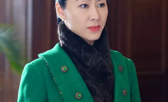 胡定欣「帽子變法」女強人造型。