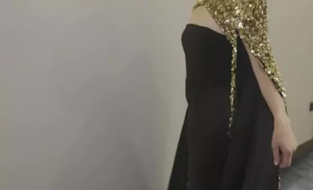 吳君如以黃金戰衣登場。