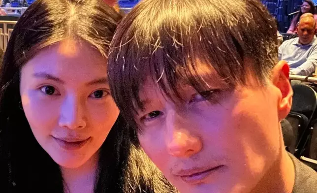 時常在社交平台放閃。