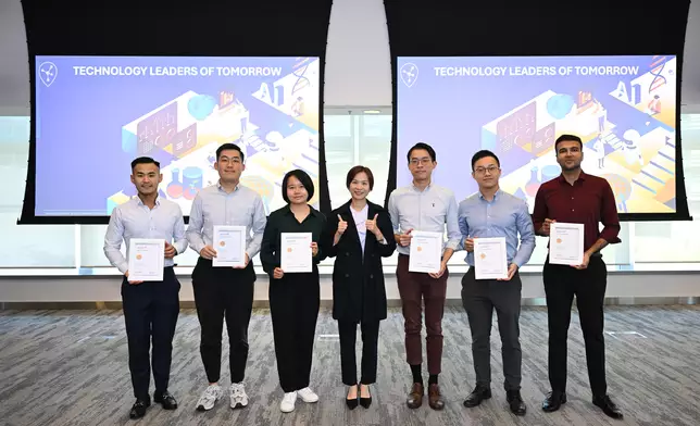 科技園「明日創科領袖培訓計劃」2024，香港科技園公司人才及人力資源高級總監王秀麗（中）頒發加許狀予歷屆參加者，他們會 以人才大使身份與今屆學員分享經驗和見解。