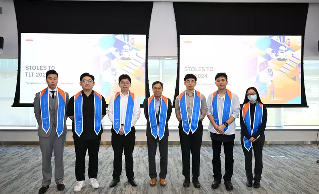 香港科技園公司行政總裁黃克強（中）歡迎六位「明日創科領袖培訓計劃」2024 學員加入 香港創科生態圈，為業界注入新活力。