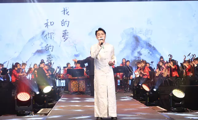 顏米羔在「新聲國樂團」的伴奏下獻唱了一曲「中國夢」。