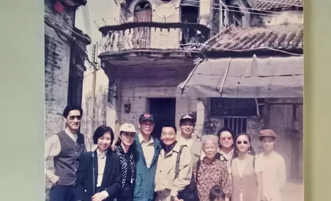 家英哥公開順德祖屋外貌，網民錯重點留意Liza姐年輕時靚樣。