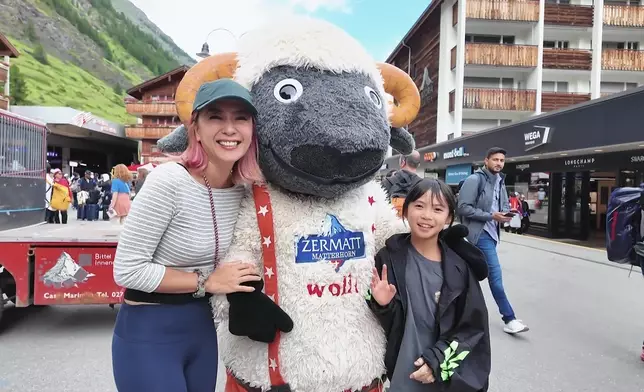 無車小鎮策馬特（Zermatt）街頭有牧羊人放羊。