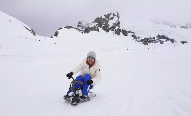 山上有多種Sledding雪橇車玩意，大人、小朋友都啱玩。