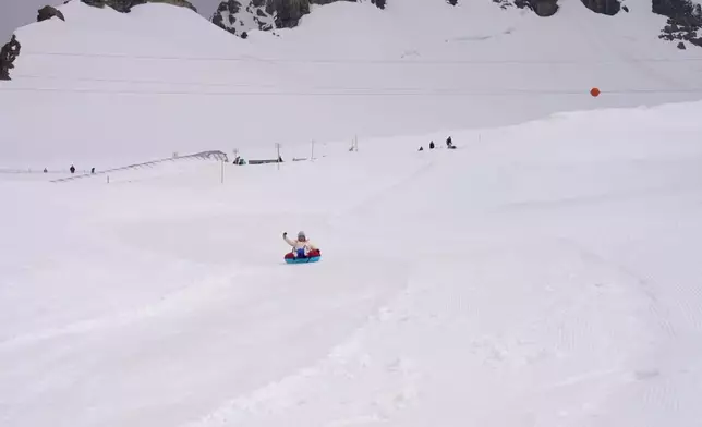 山上有多種Sledding雪橇車玩意，大人、小朋友都啱玩。