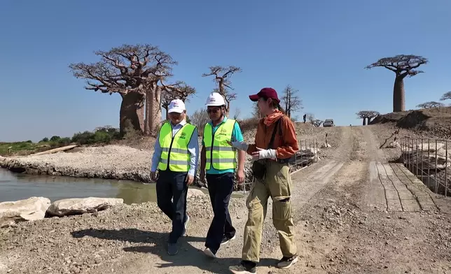 貝兒去到正在興建的「芒谷齊跨谷大橋」，這裏到處都是千年猴麵包樹，勢成旅遊打卡聖地。